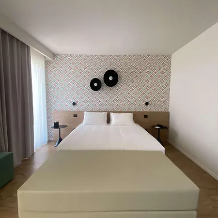 Western Hotel 4*